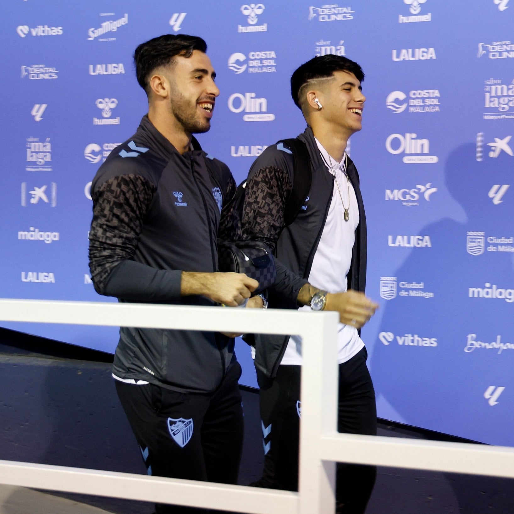 Antonio Cordero, a la derecha, junto a Carlos Puga, llegando a La Rosaleda antes de un partido