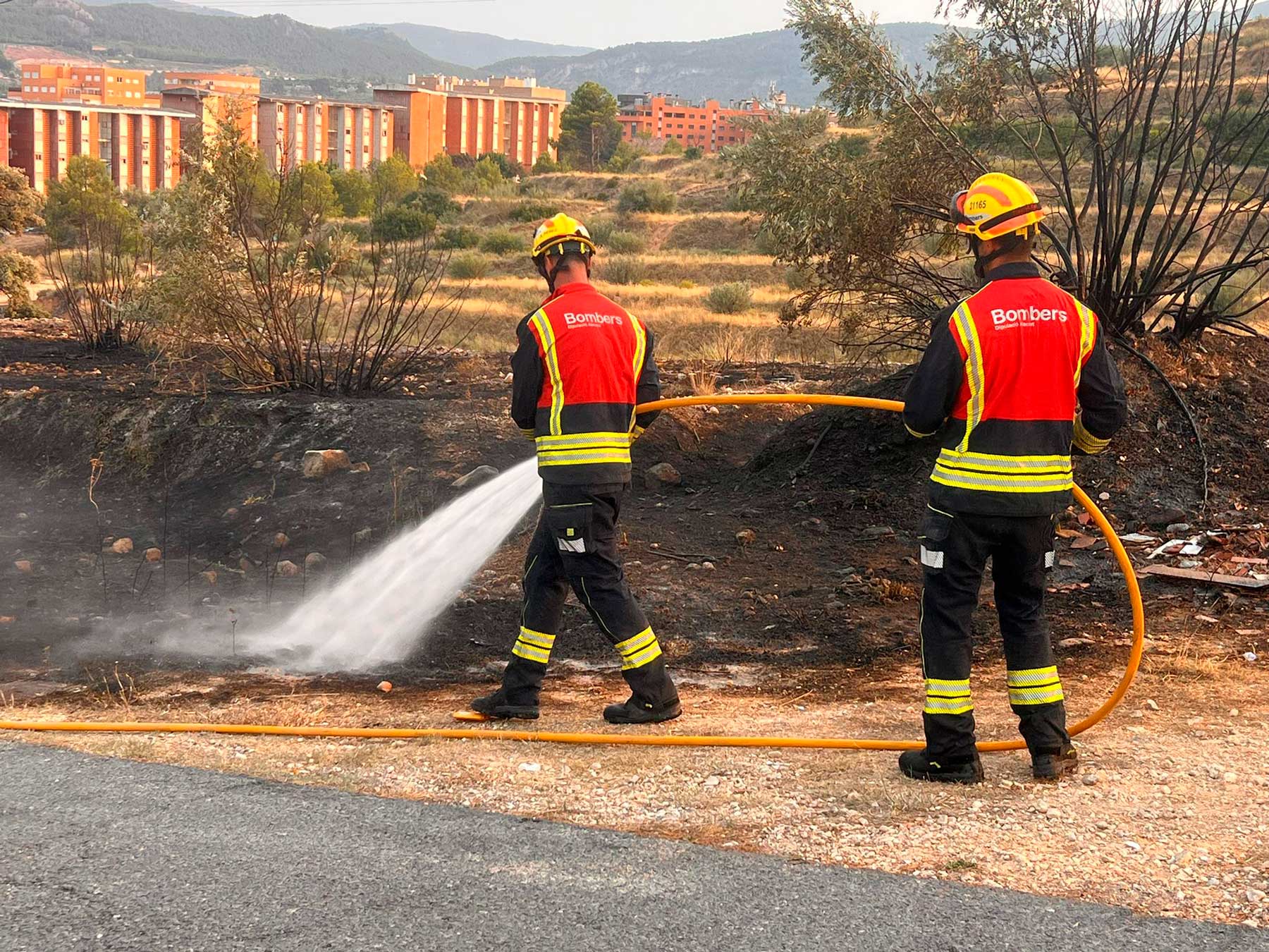 Dos bomberos apagando el incendio registrado en la partida Cotes Altes