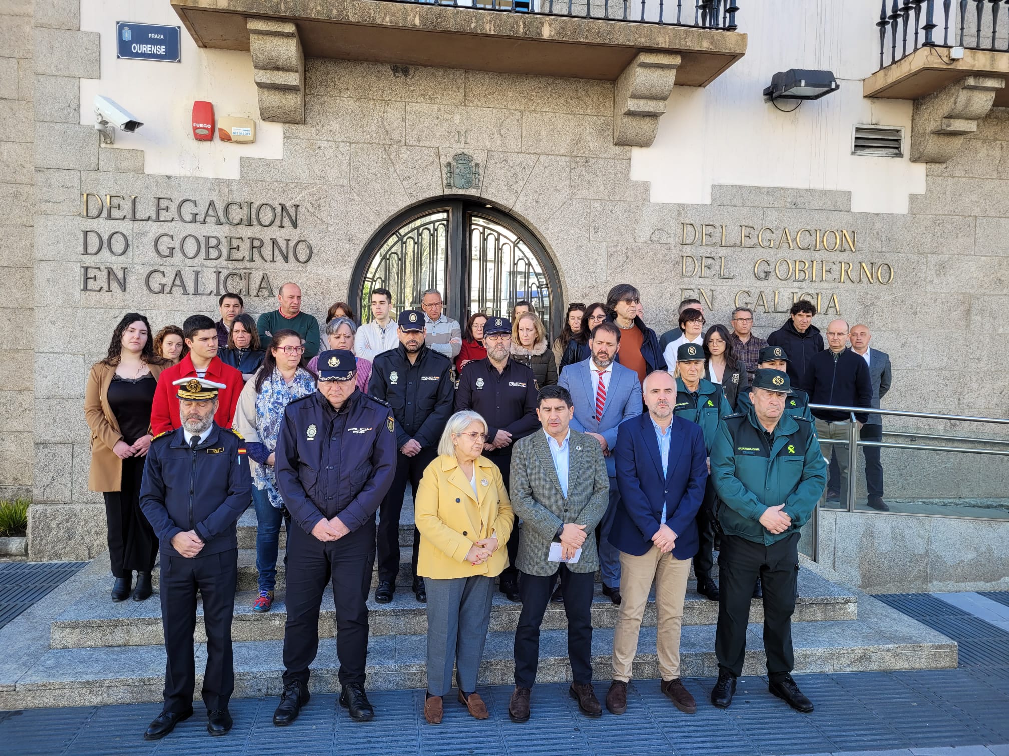 Un minuto de silencio recuerda ante la Delegación del Gobierno a Josefa, víctima de violencia de género en O Bolo (Ourense) y Nadia, la niña de 5 años asesinada por la expareja de su madre en un nuevo caso de violencia vicaria en Murcia