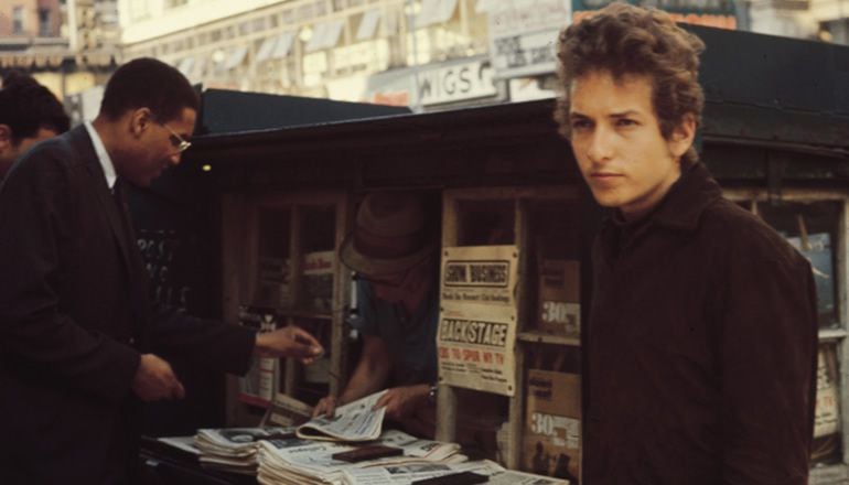 Tom Wilson en un kiosko junto a Bob Dylan en junio de 1964