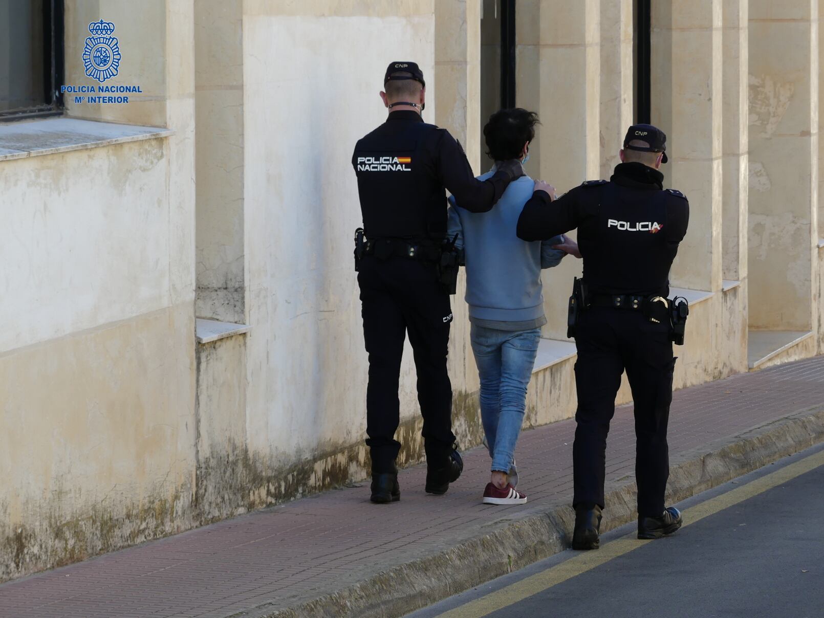 Agents de la policia porten el presumpte autor dels fets a comissaria.