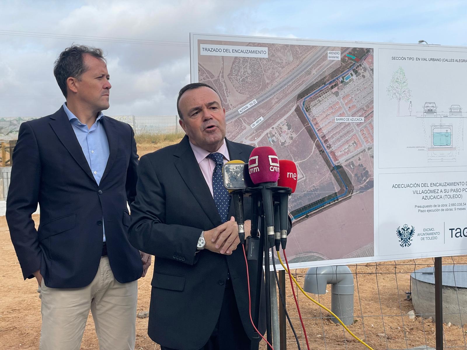 Carlos Velázquez, alcalde de Toledo, junto a José Romero, ingeniero encargado de la obra