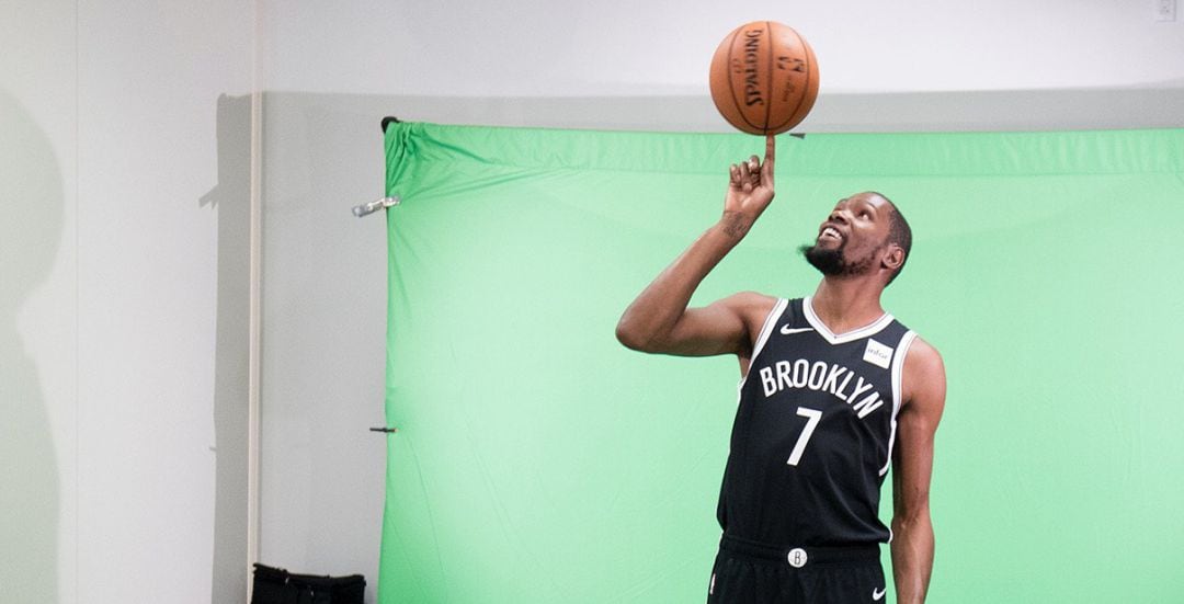 Kevin Durant posa como jugador de los Nets