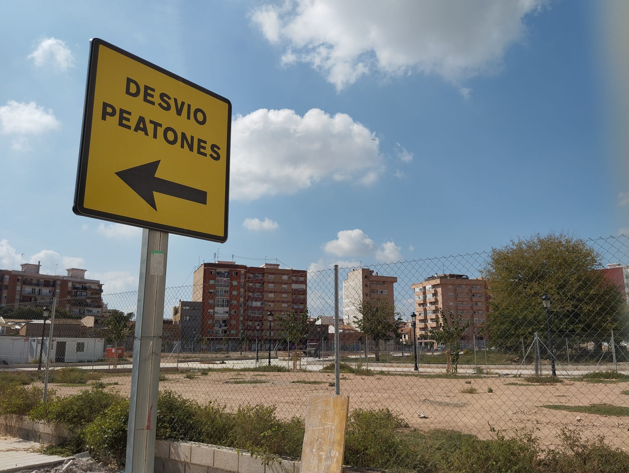 Panel informativo para viandantes en el que se indica que deben cruzar a una acera estrecha de tan solo 90 centímetros de ancho