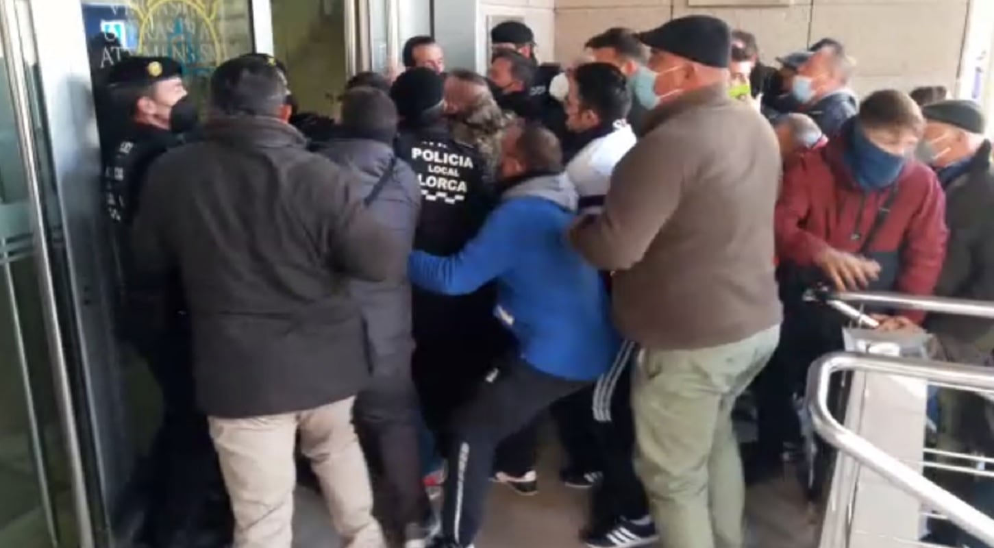 Momento del asalto de un grupo de ganaderos al edificio donde el Ayuntamiento de Lorca celebraba su pleno municipal