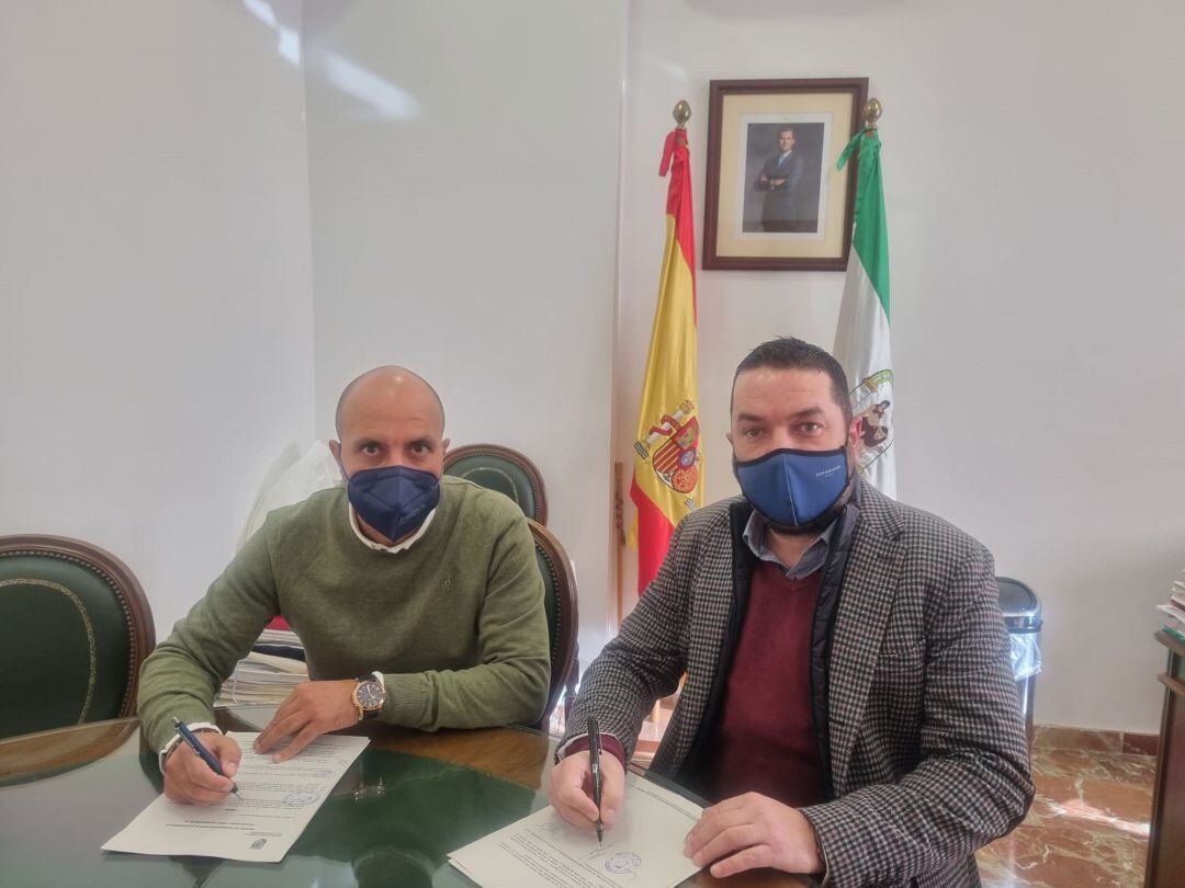 Firma del acuerdo para implantar un servicio municipal de alquiler de un coche eléctrico en Otura