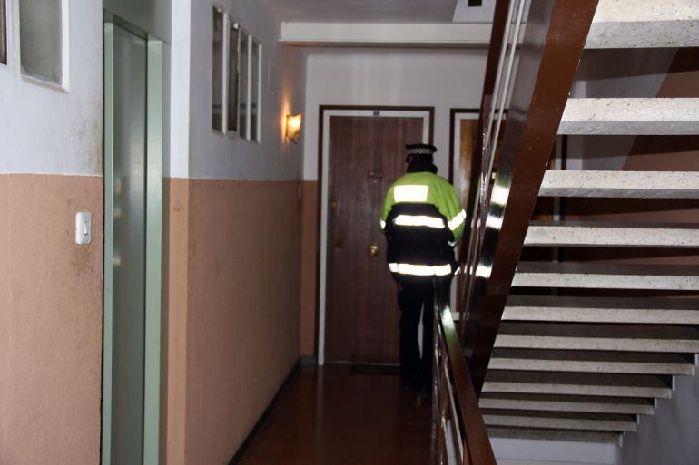 Un agent de la Policia Local de Salt patrullant dins un bloc