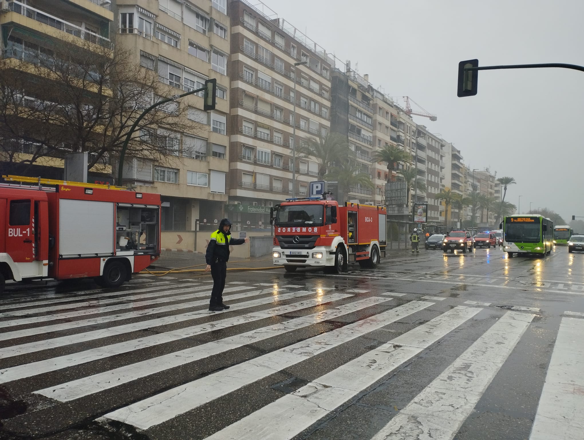 Bomberos de Córdoba intervienen en un incendio en el parking público de la Avenida de La Victoria