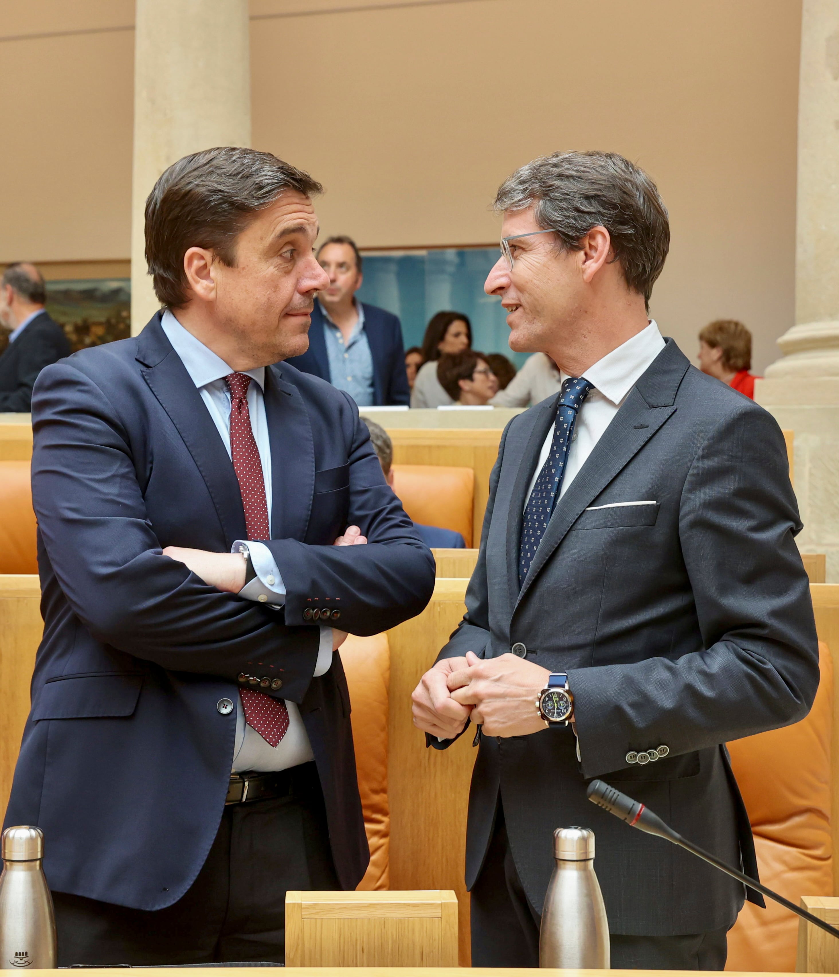 LOGROÑO (LA RIOJA), 28/06/2023.- El candidato a presidir el Gobierno de La Rioja, el popular Gonzalo Capellán(d) junto a al presidente del PP Alberto Galiana(i) en la segunda sesión del pleno de investidura, quien será elegido en primera votación gracias a la mayoría absoluta de su partido en el Parlamento regional. EFE/Raquel Manzanares
