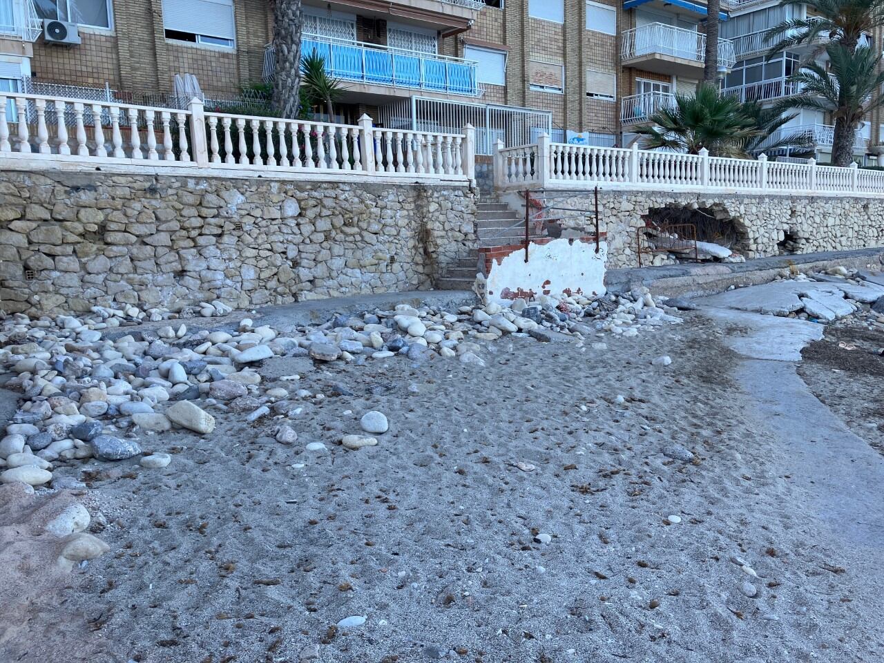 Estado de uno de los muros en una playa de la Albufereta