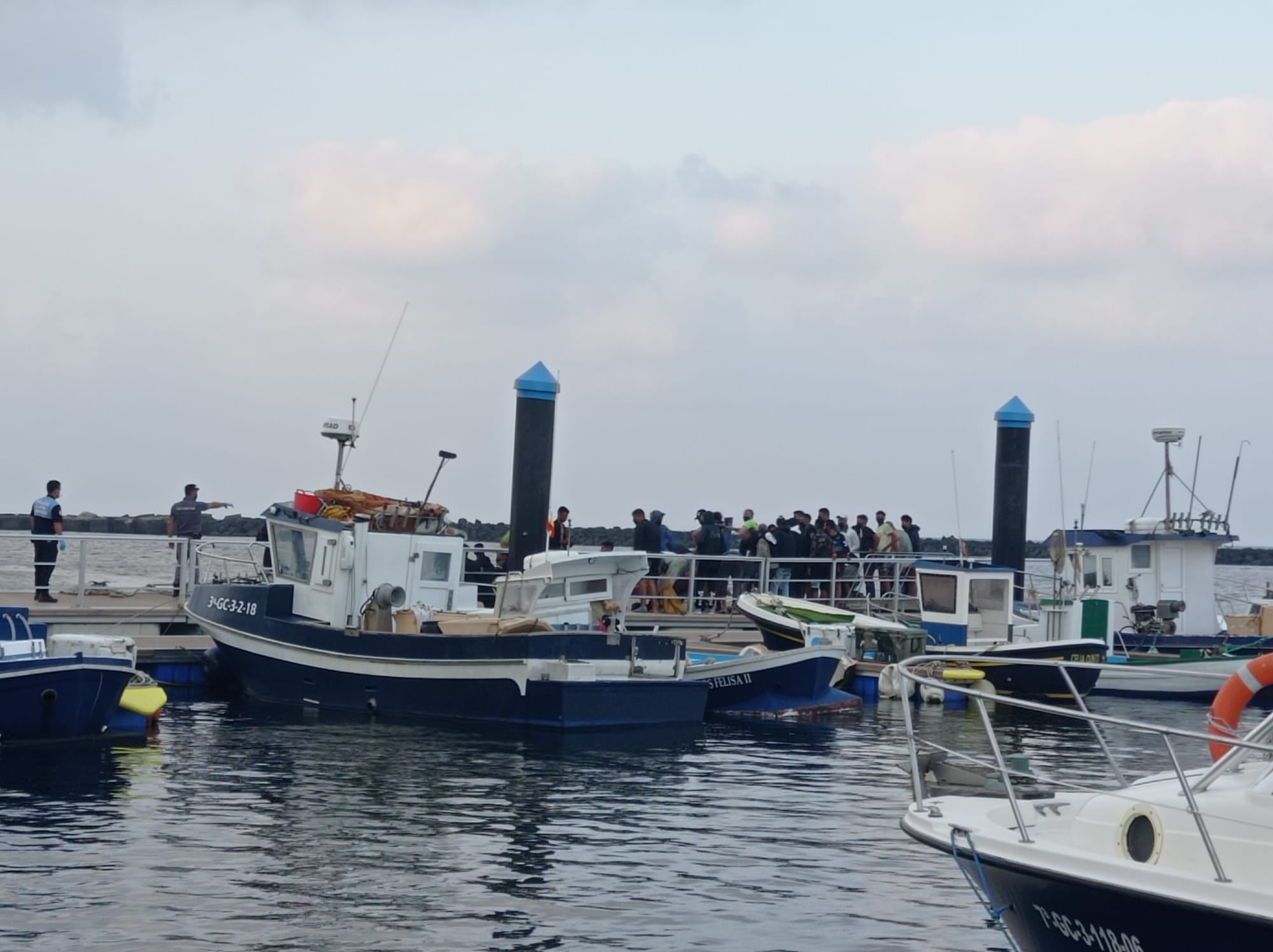 Imagen de archivo en el Muelle de Órzola durante la atención a personas llegadas en patera a las costas de Lanzarote.