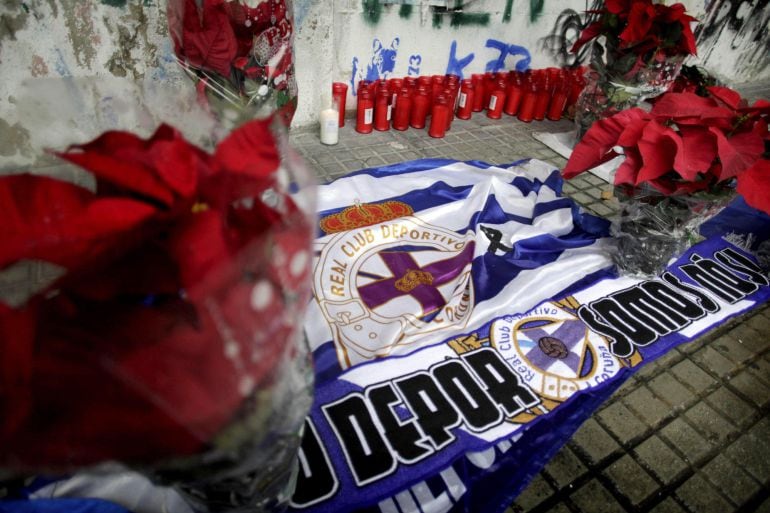 Velas, banderas y flores en el exterior del estadio coruñés de Riazor en memoria del hincha del Deportivo Francisco Javier Romero Taboada &#039;Jimmy&#039;&#039;