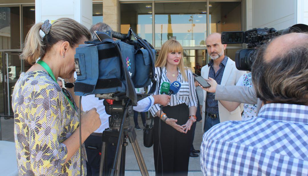 María Cantos atendiendo a los medios de comunicación en Ifeja, durante la celebración de Expoliva