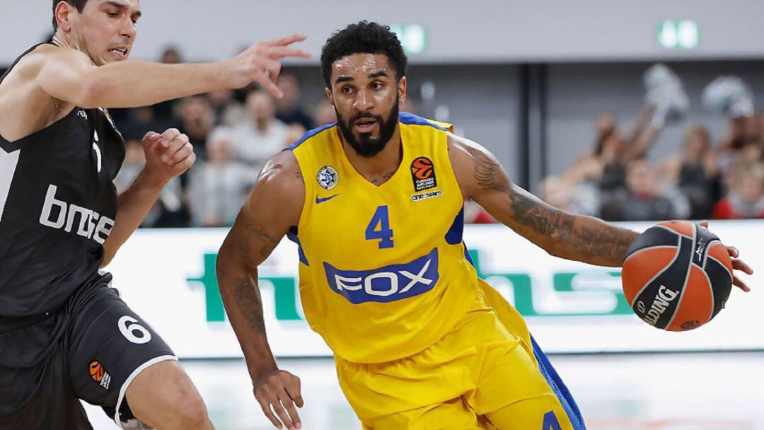 D.J. Seeley dirige la jugada ante un defensor