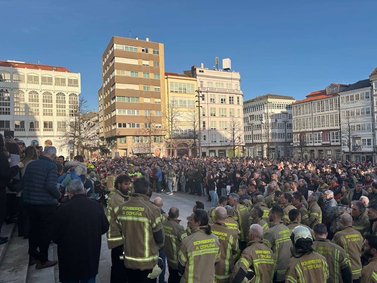 Por el bombero herido y en recuerdo del joven fallecido: más de 4.000 personas se concentran una semana después del incendio de Ferrol