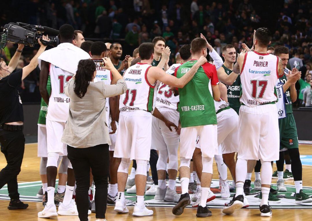 La plantilla de Kirolbet Baskonia celebra el triunfo sobre la pista del Zalgirio Arena.