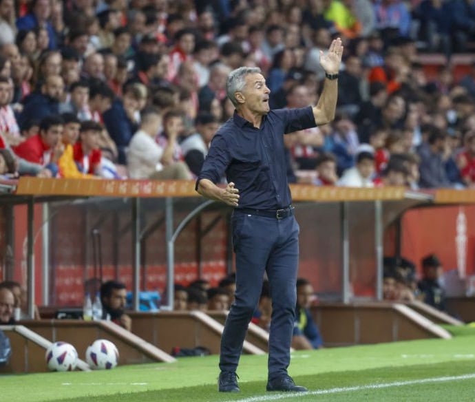 Fran Escribá da instrucciones durante el partido que el Real Zaragoza jugó en El Molinón