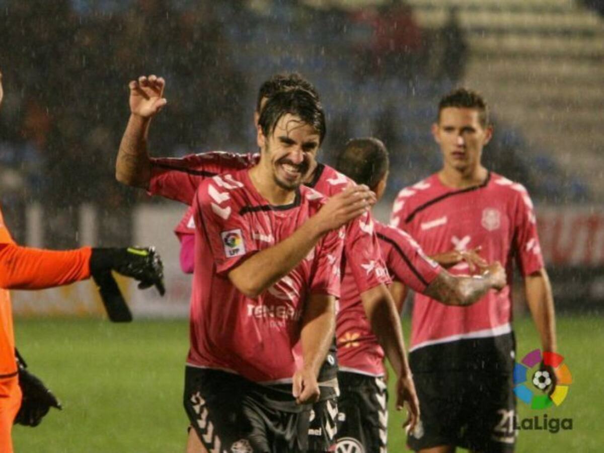 El Tenerife gana bajo la lluvia