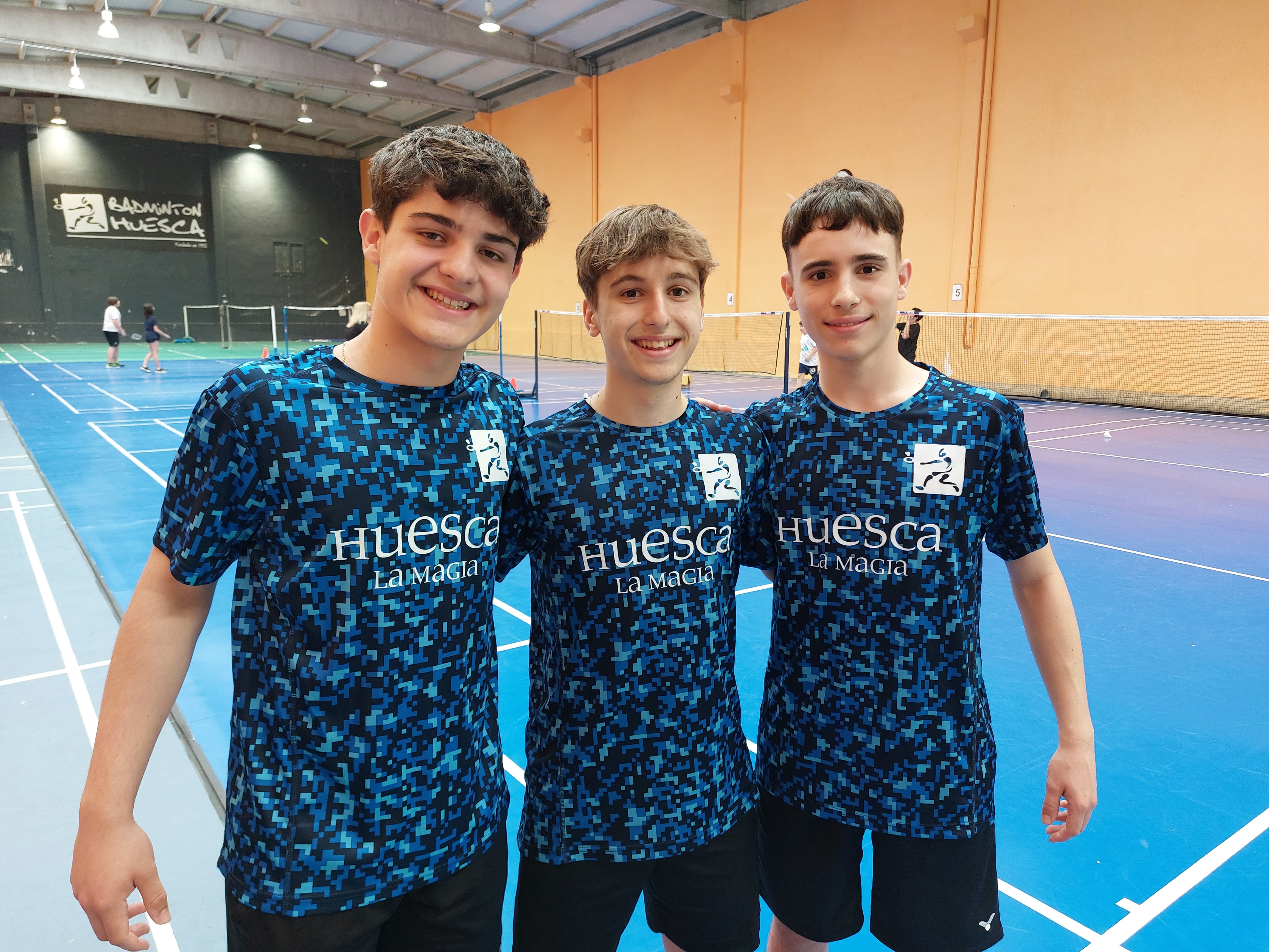 Gonzalo Isábal, Raúl Bergua y Alejandro Gállego, jugadores del Bádminton Huesca