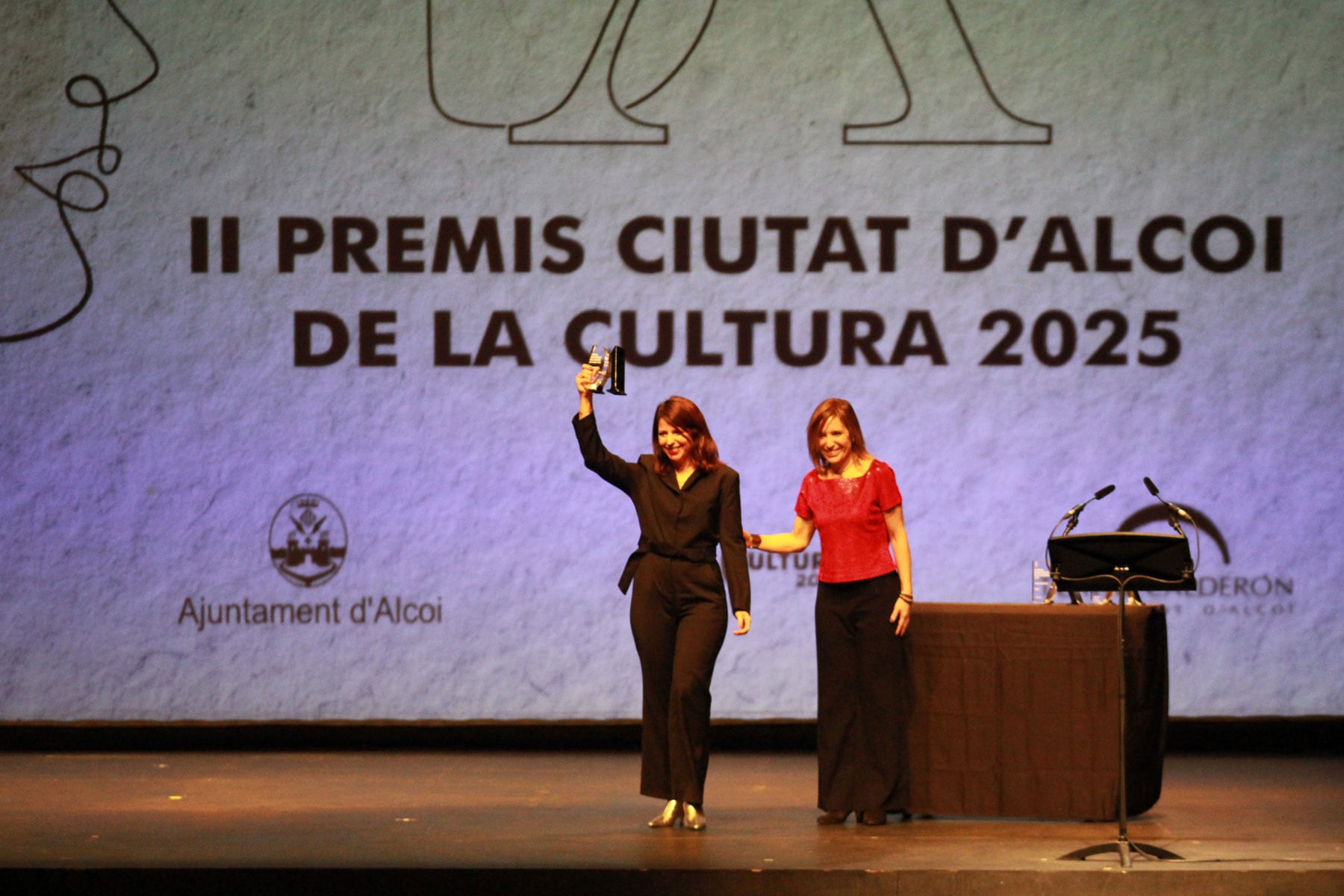 Rosana Antolí mostra el guardó després de rebre la distinció de mans de la regidora de Cultura, Cuqui Guillem