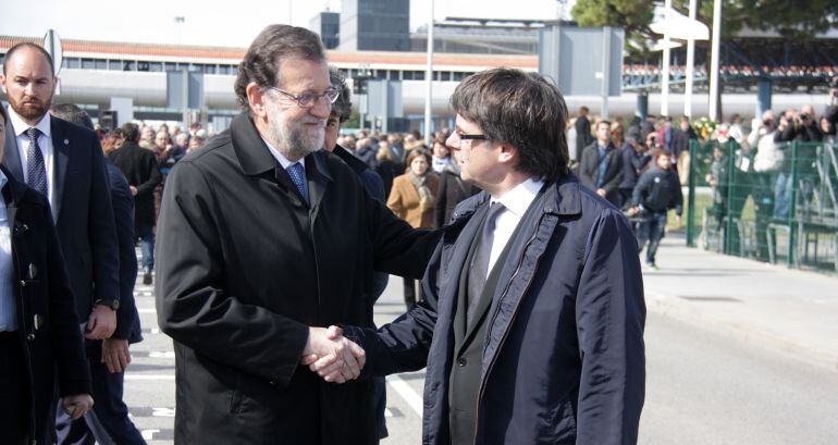 Rajoy i Puigdemont van tenir un contacte merament protocolari a l'aeroport del Prat, per l'homenatge a les víctimes de GermanWings, el 23 de març