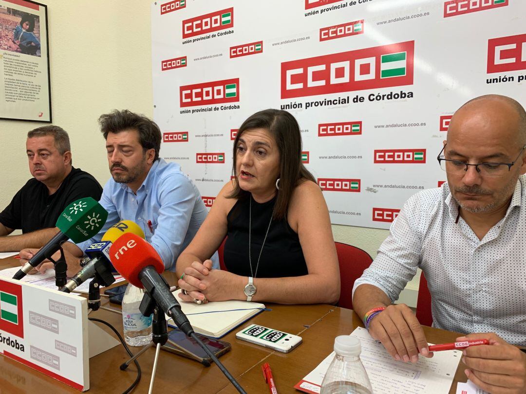 Marina Borrego atiende a los medios en la sede de CCOO