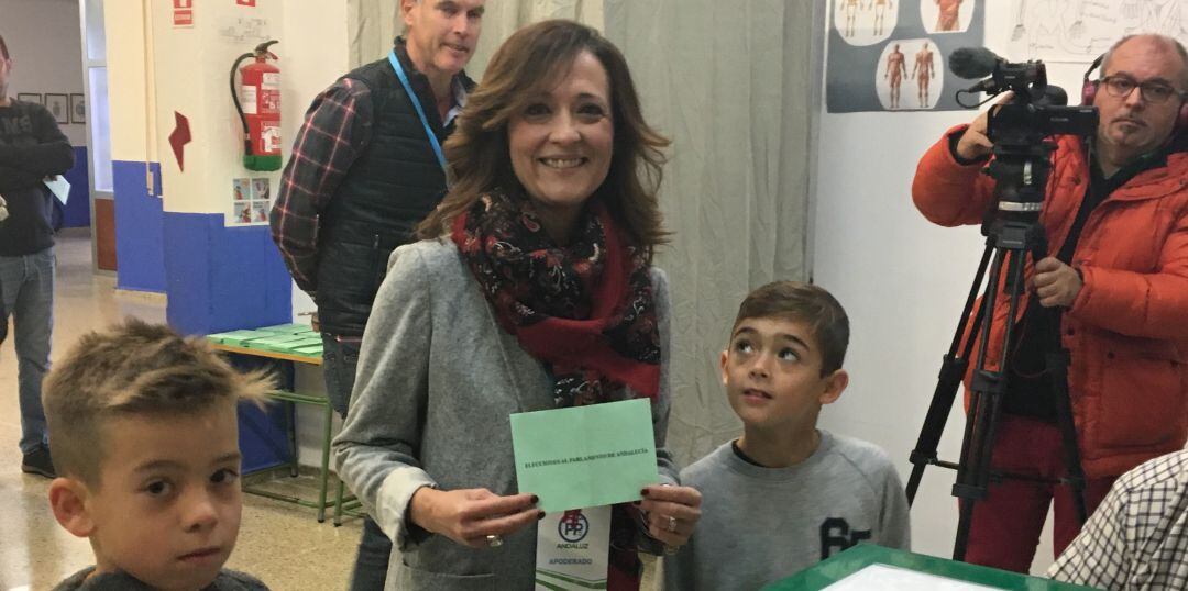 La candidata del PP ha insertado su papeleta en las urnas ubicadas en su población