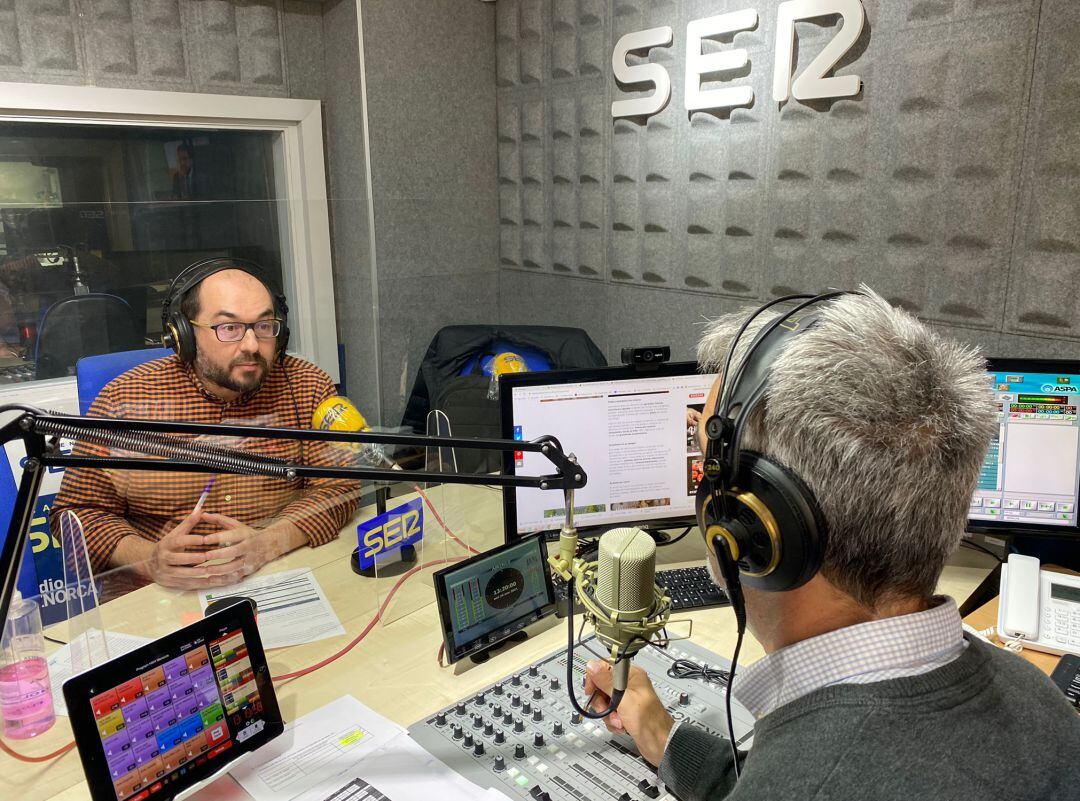 Joan Sánchez en los estudios de Radio Menorca