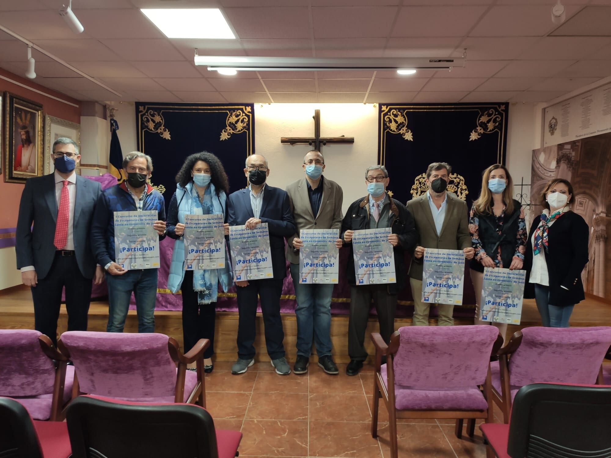 Miembros del PP, de la Agrupación de Cofradías y asociaciones comerciales durante la presentación del primer Concurso de Escaparates de Semana Santa en Jaén