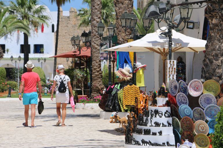 El puerto de Kantaui, en la ciudad tunecina Susa, este sábado sin apenas turistas, ya que solo unos pocos han decidido proseguir con sus vacaciones en el país tras el atentado.