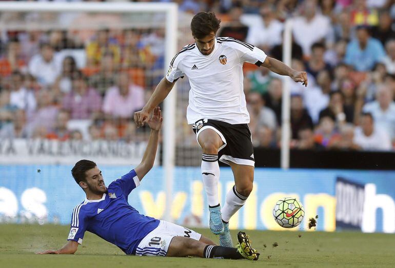 Andre Gomes y el centrocampista del Betis Daniel Ceballos luchan por el balón
