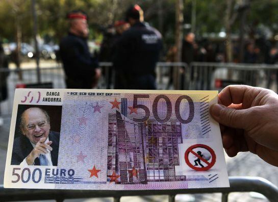 Un billete falso de 500 euros con la cara del expresidente de la Generalitat, Jordi Pujol, a la salida de los juzgados