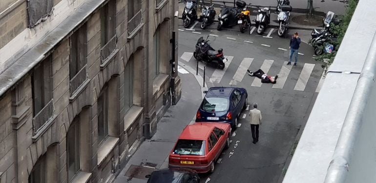 La policía ha abatido al atacante. 