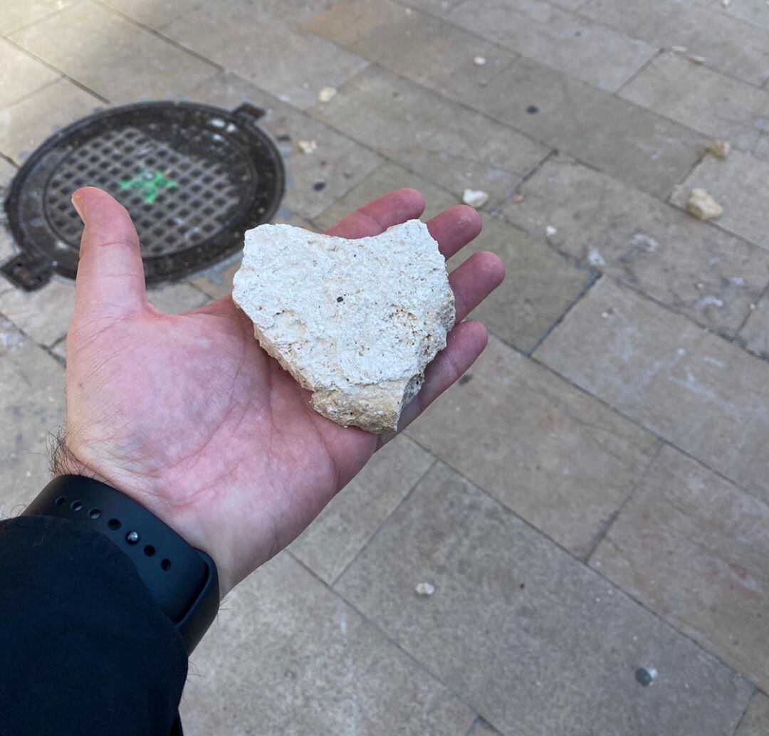 Unas de las piedras desprendidas en el edificio de la Colegiata de Gandia