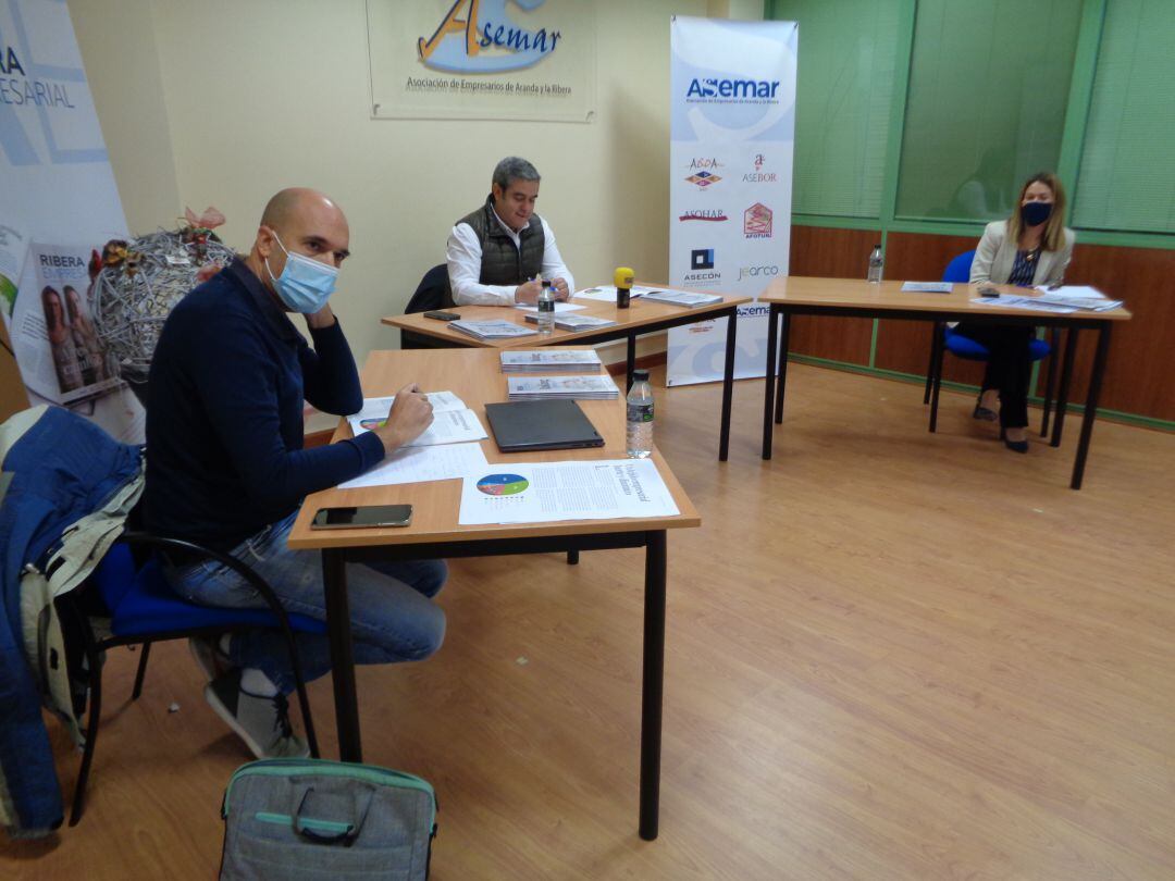 Juan Cereijo, en primer término, Roberto Rojo e Isabel Berdón