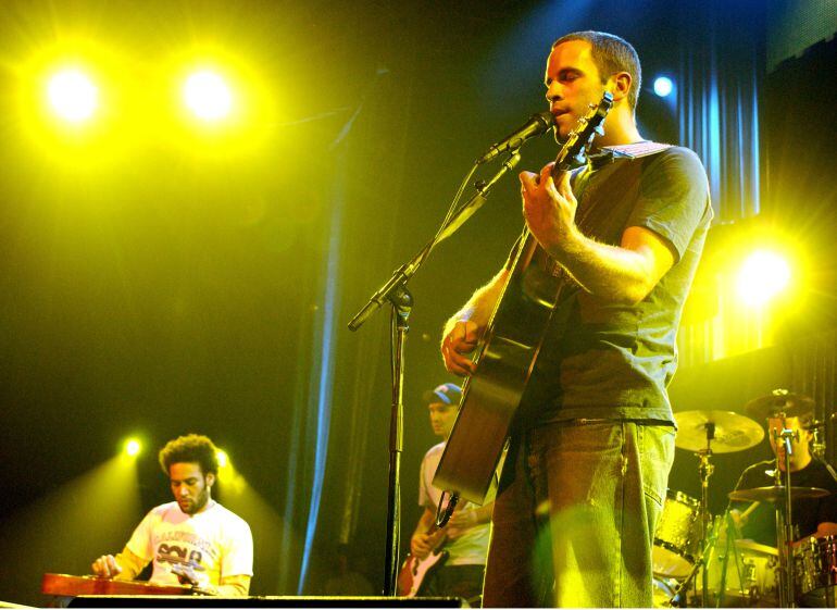 Jack Johnson y Ben Harper compartiendo escenario en diciembre de 2002.