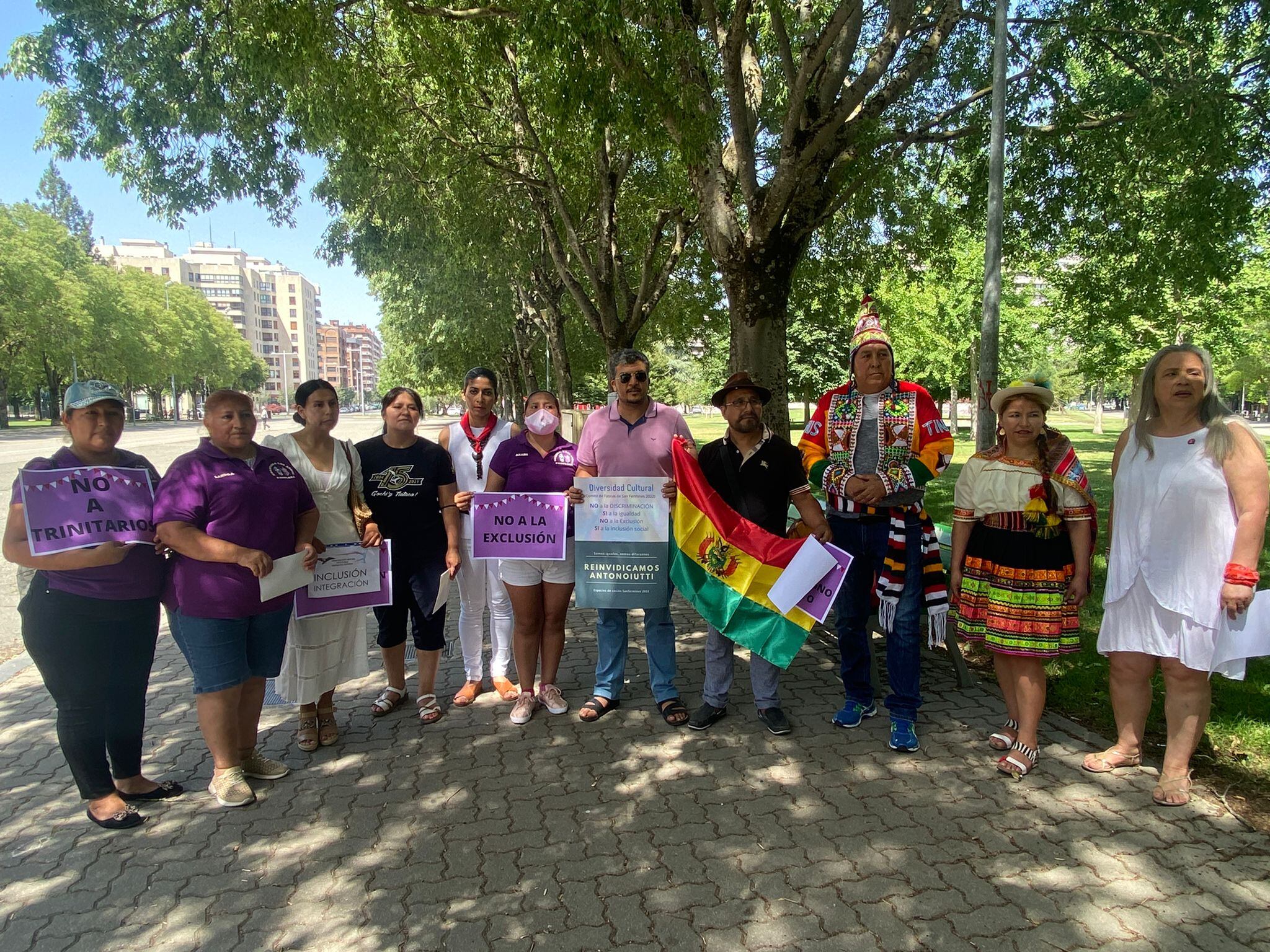 Grupos de la iniciativa Diversidad Cultural protestan en contra de la decisión tomada por el Ayuntamiento de Pamplona