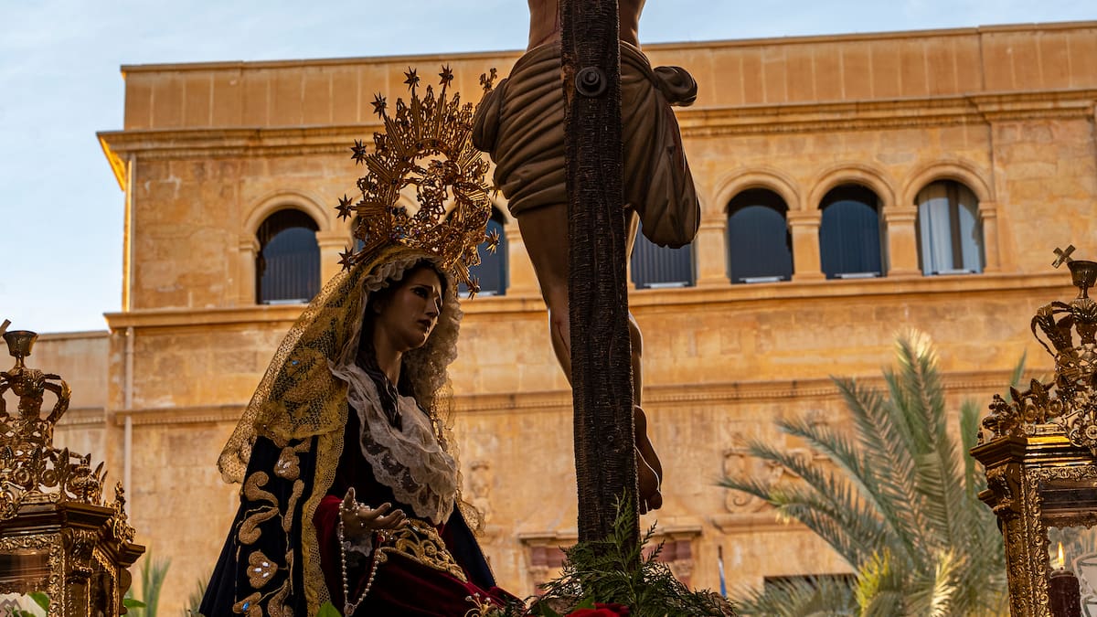 La Cofradía de la Santísima Sangre de Cristo nombra a Radio Elche Cadena SER como portaestandarte 2026