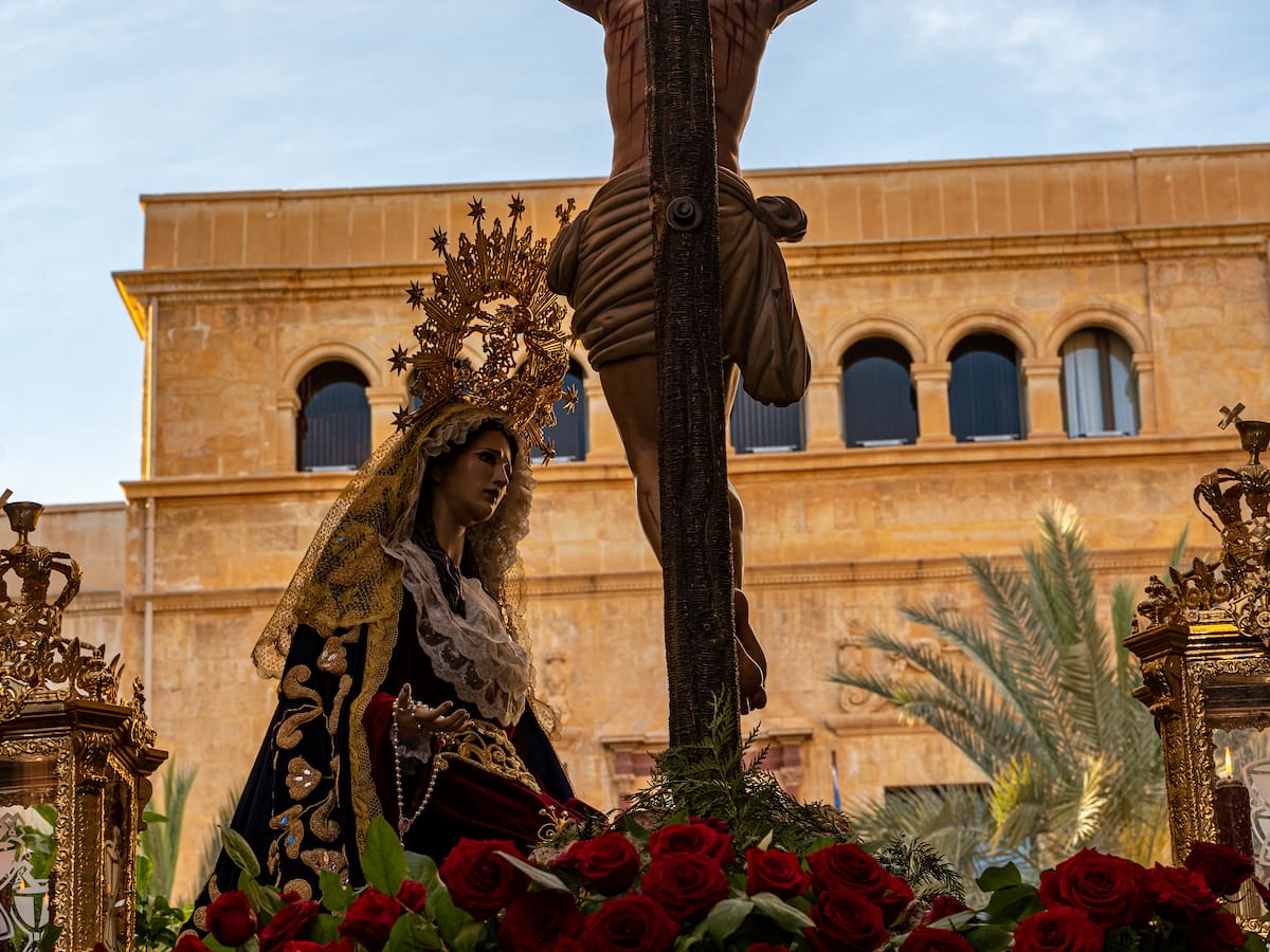 La Cofradía de la Santísima Sangre de Cristo nombra a Radio Elche Cadena SER como portaestandarte 2026