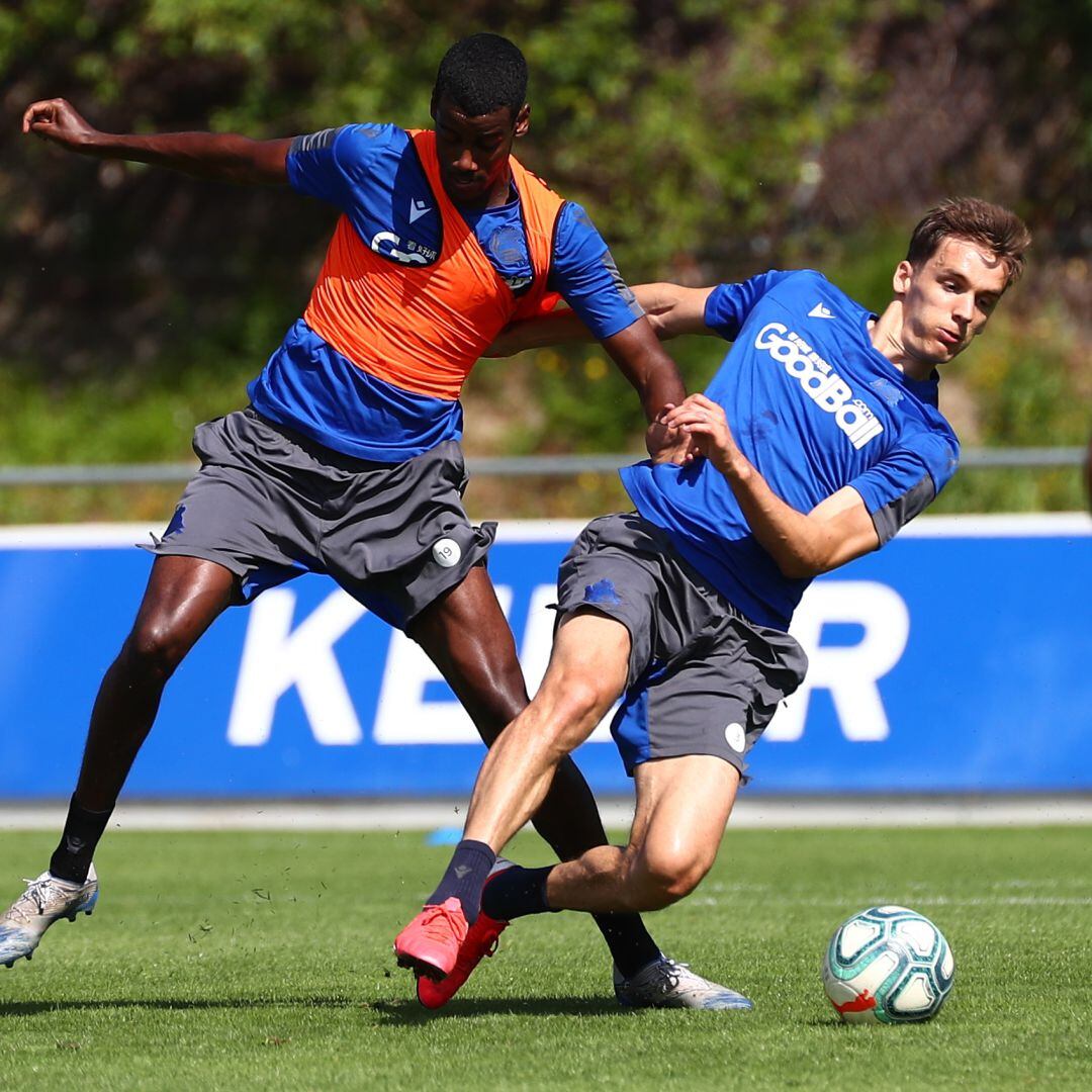 Llorente disputa un balón en Zubieta con Isak