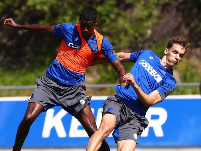 Llorente disputa un balón en Zubieta con Isak