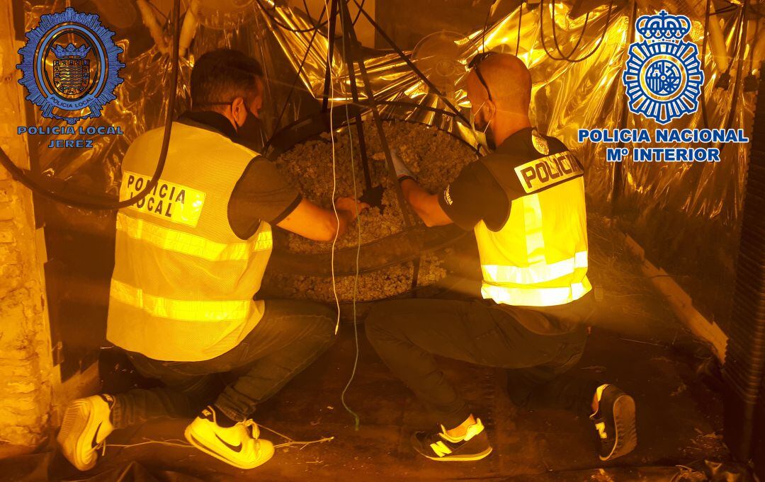 Los agentes durante la intervención