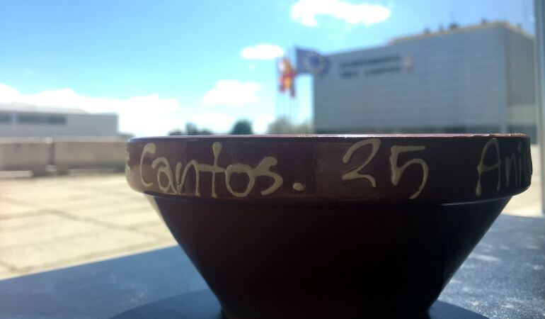 Todos los que degusten el cocido popular se podrán quedar como recuerdo el tazón conmemorativo del 25 aniversario