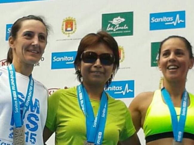 Veronica Janet Santiago en el pódium de la Carrera de los Castillos