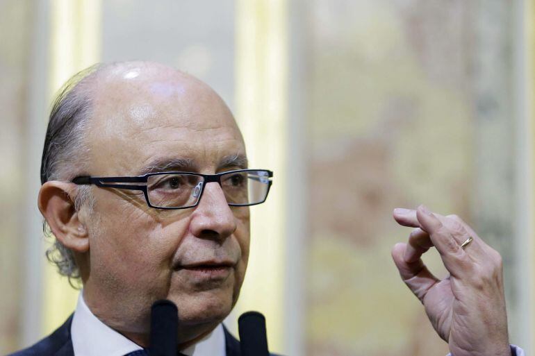 GRA160. MADRID, 18/12/2014.- El ministro de Hacienda, Cristóbal Montoro, durante su comparecencia en el Pleno del Congreso, donde ha mostrado hoy su confianza en que el año próximo sea más positivo en términos de recuperación de bienestar y de empleo, &quot;co