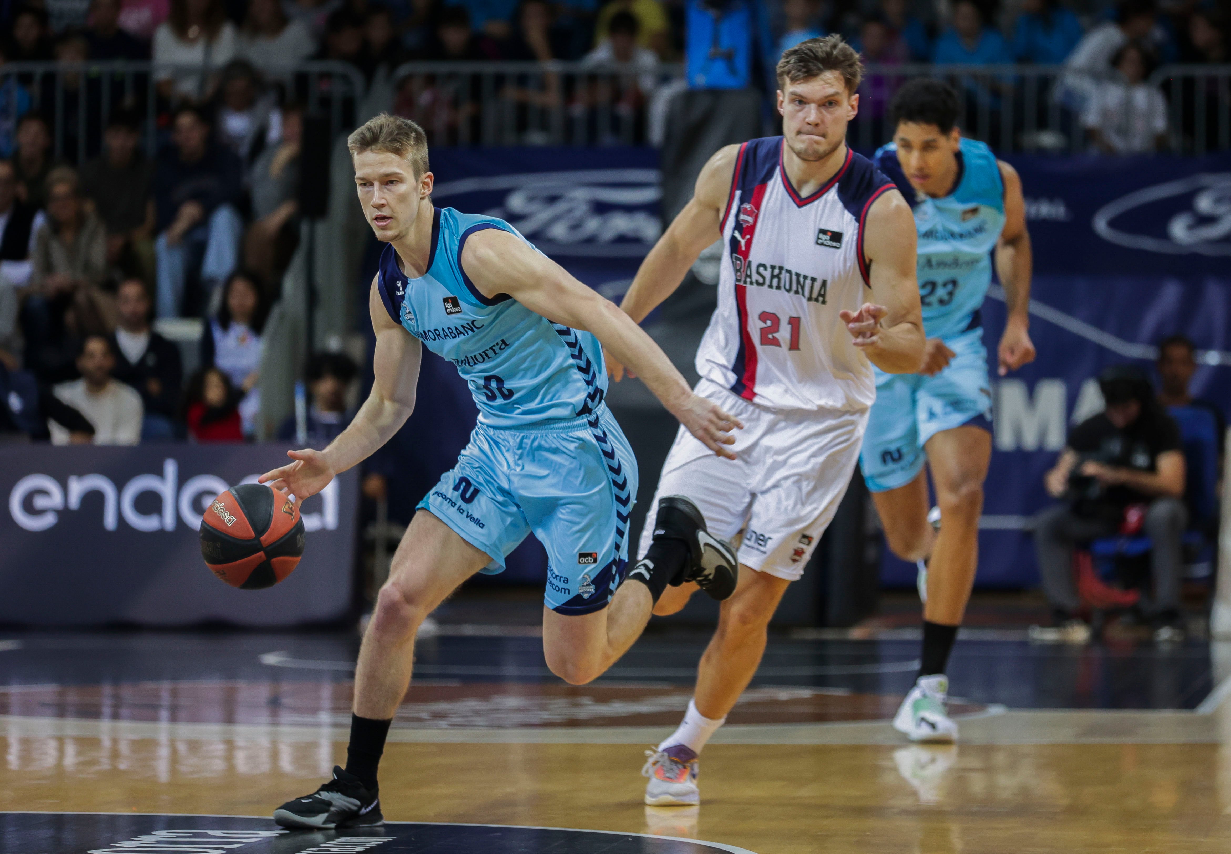 El base nord-amercià del MoraBanc Andorra, Markel Starks (i) bota la pilota davant Maik Kotsar (d), pivot estoni del Baskonia, durant el partit de la setena jornada de la Lliga Endesa de bàsquet entre el MoraBanc Andorra i el Baskonia al polisportiu d'Andorra, aquest diumenge.