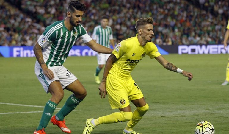 GRA335. SEVILLA. 23/08/2015.- El defensa italiano del Real Betis Cristiano Piccini (i) presiona a Samu Castillejo, del Villarreal, durante el partido correspondiente a la primera jornada de la Liga en Primera División que se disputa esta noche en el estadio Benito Villamarin. EFE/PACO PUENTES