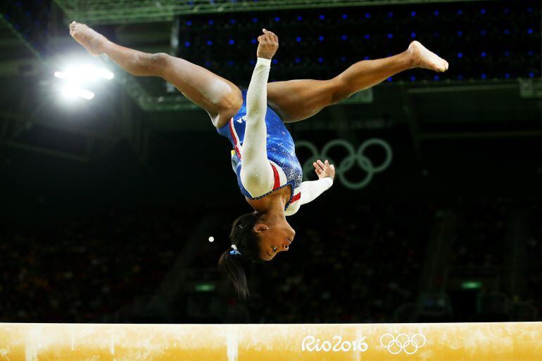 Simone Biles durante su ejercicio en barra en individual 