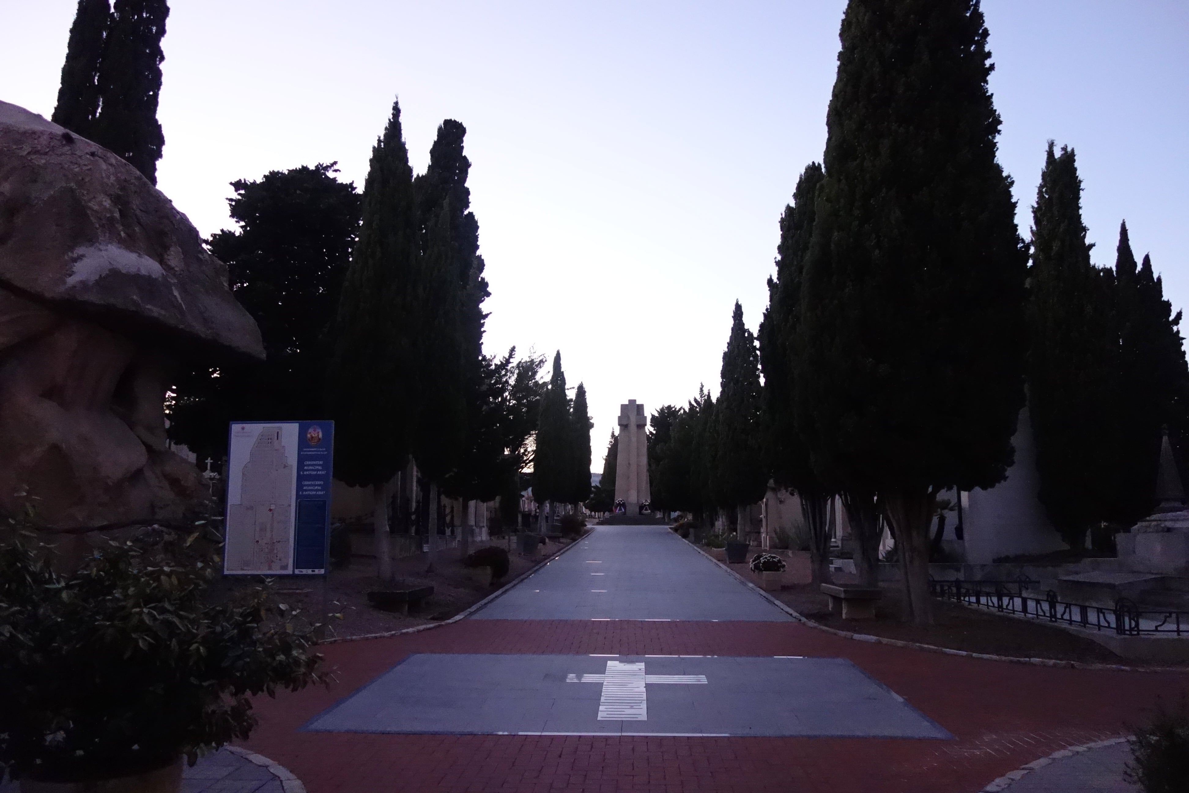 Una imagen de archivo de la entrada del Cementerio de Alcoy.