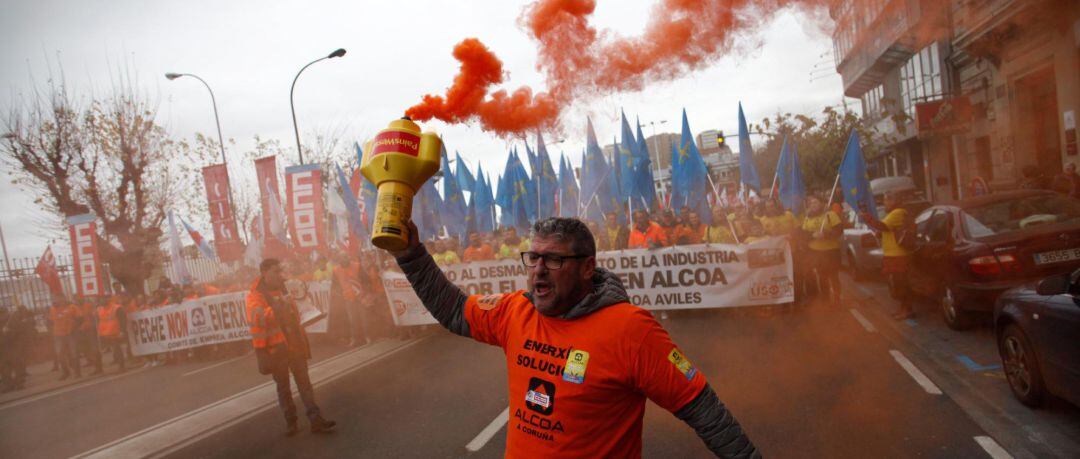 Trabajadores de Alcoa se manifiestan por las calles de A Coruña en defensa de la actividad y del empleo